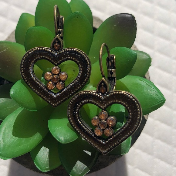 Beautiful earthy feel heart earrings with a bit of sparkle.Lightweight and fun🤎 - Picture 2 of 9